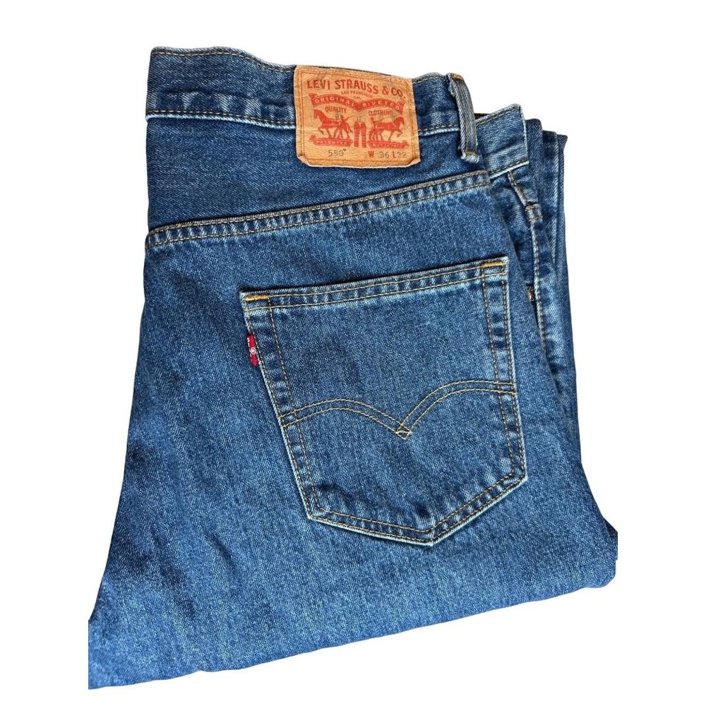 Levis 550 Med Wash Relaxed Fit Men Jean Straight Leg Size 36/32 Cotton Dad Jean